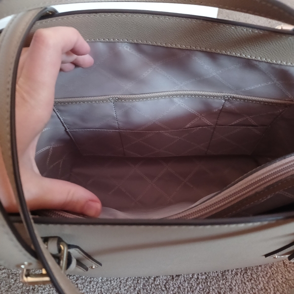 🤩👜Michael Kors EW Voyager Tote👜🤩 - Picture 9 of 16